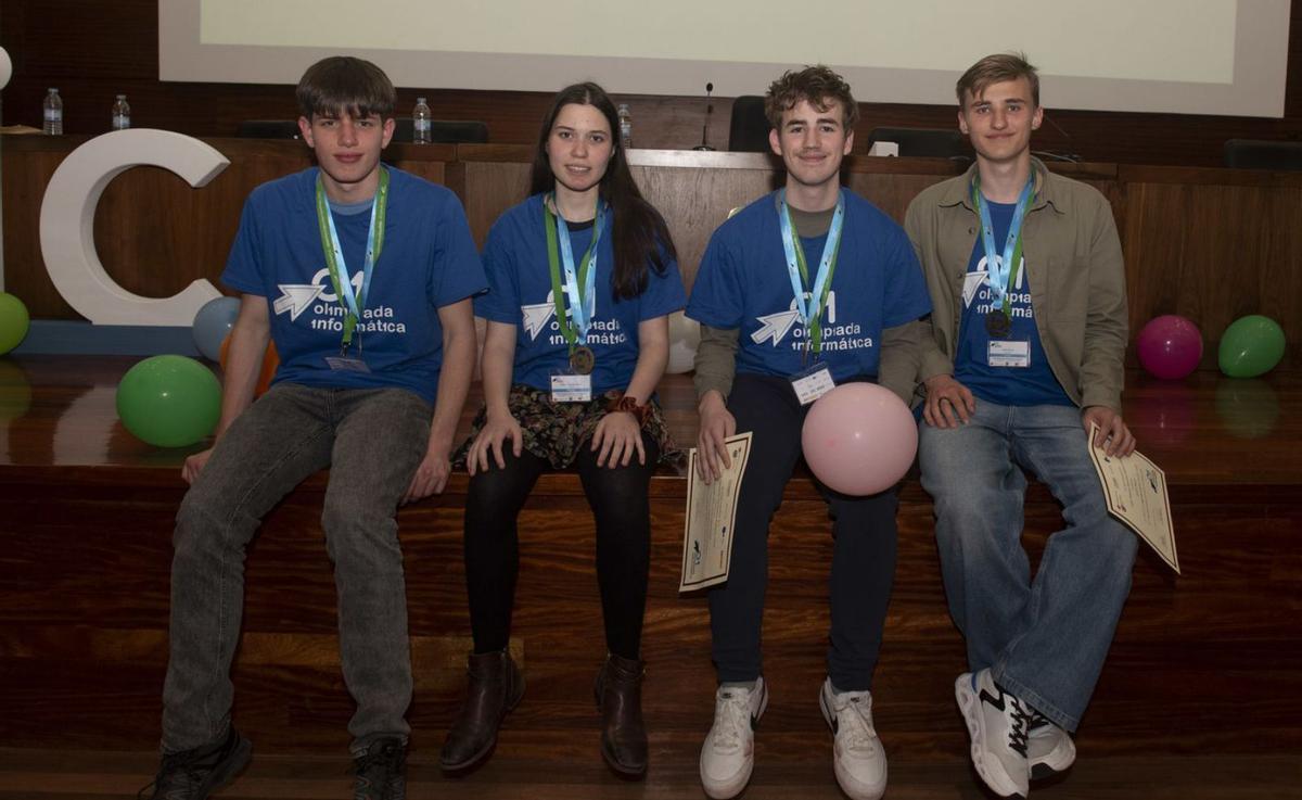 Desde la izquierda, David Lago Alonso, Eulàlia Gaya Bretones, Ricardo Batanero Moranchel y Andii Basov, alumnos que representarán a España en Bolivia, este domingo en la UDC. | | CASTELEIRO /ROLLER AGENCIA
