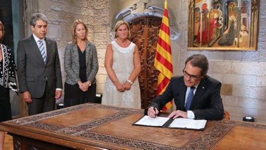 Artur Mas, signant la convocatòria de les eleccions del 27 de setembre.