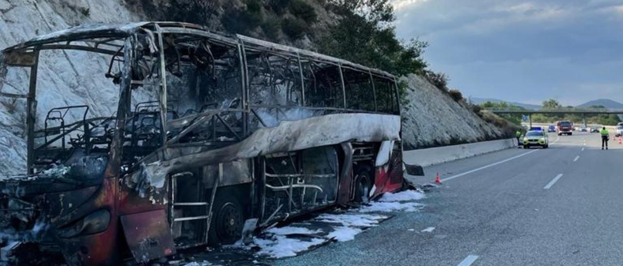 L&#039;autobús es va avariar i es va incendiar a l&#039;autopista