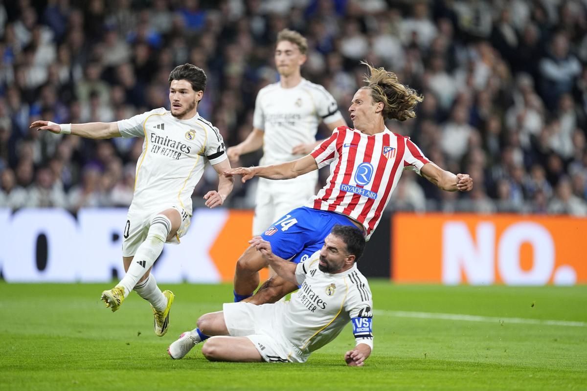 Dani Carvajal derriba violentamente a Marcos Llorente en el Madrid-Atlético de este pasado domingo.