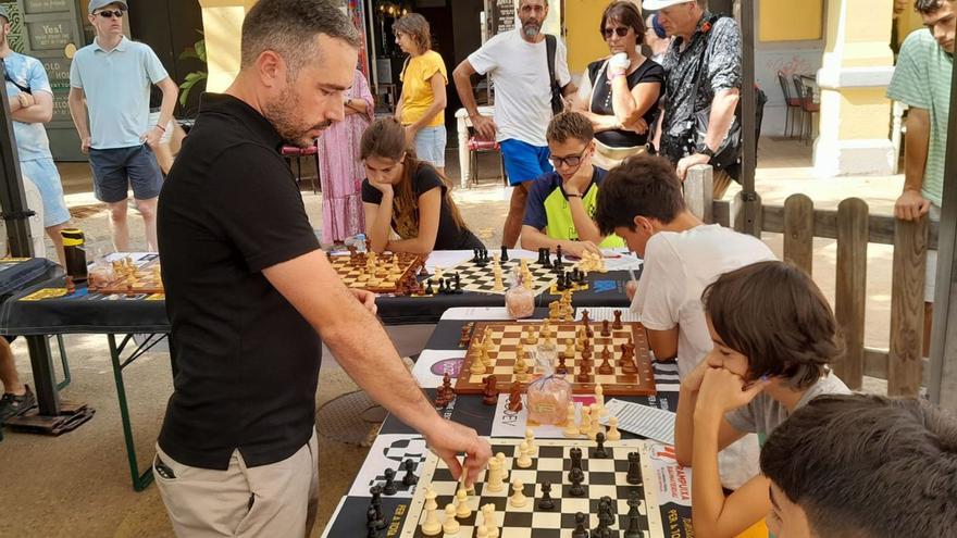 Lecciones magistrales de ajedrez en la Marina de Ibiza