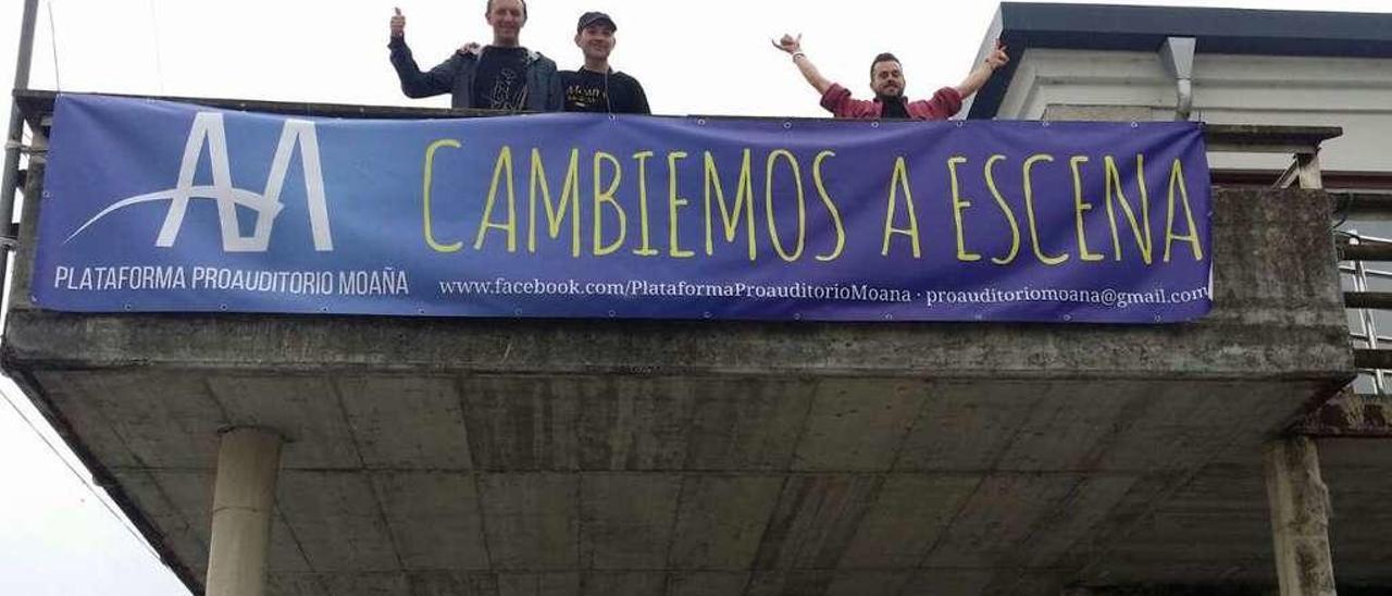 Iván Costa participó en la colocación de la primera pancarta de la Plataforma Proauditorio. // G.N.