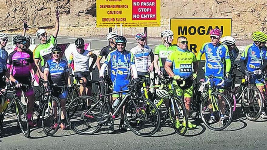 Imagen de uno de los momentos de la concentración en la rotonda de Taurito con Playa de Mogán, con las vallas taponando el acceso a la GC-500.