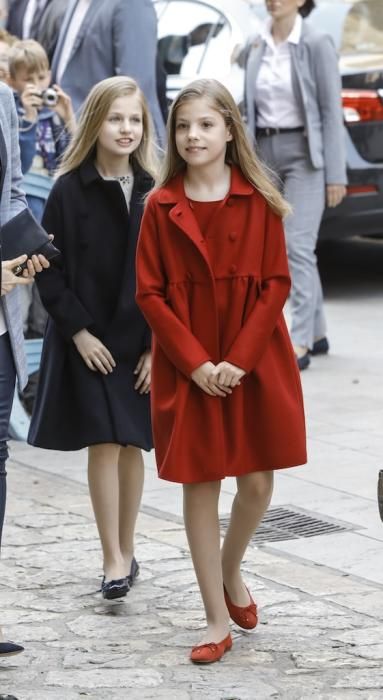 Pünktlich, aber nicht vollzählig: Letizia und Felipe, ihre Kinder Leonor und Sofía sowie Altkönig Sofía fanden sich am Sonntag (16.4.) traditionsgemäß in Palma Kathedrale ein.