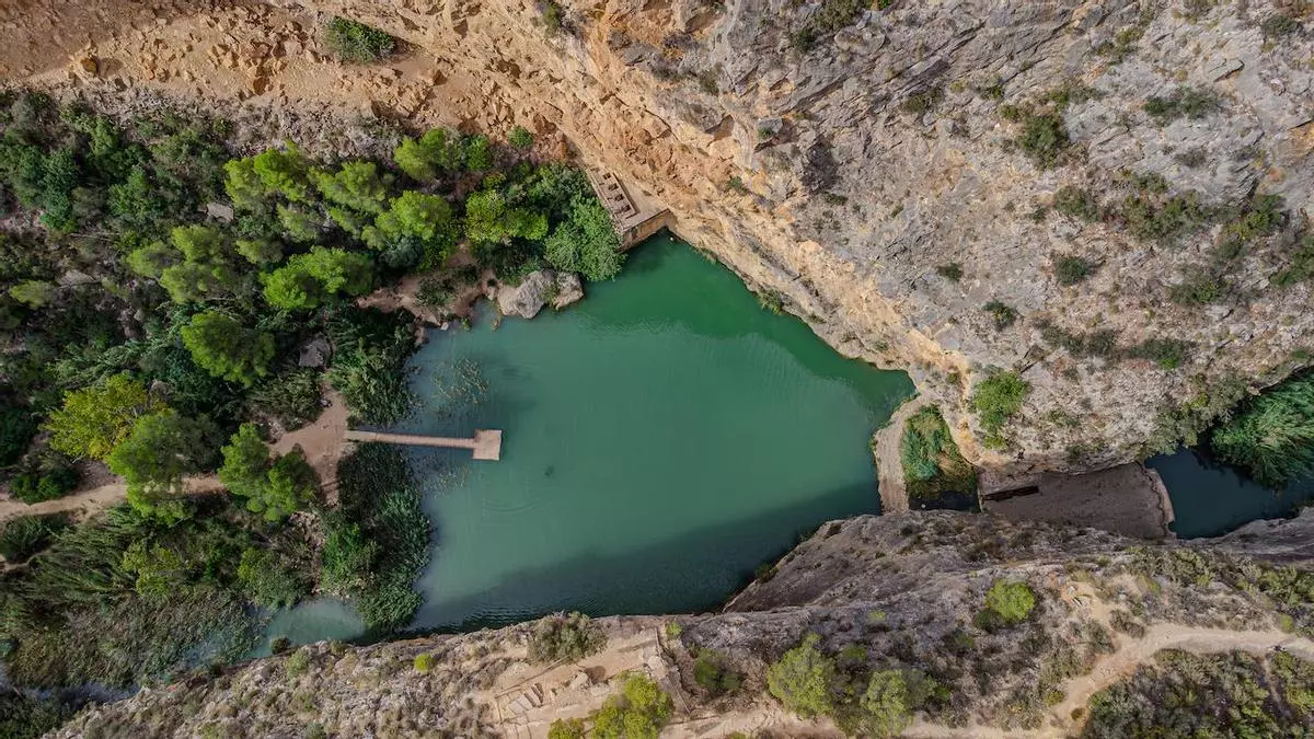 La piscina natural más bonita de Valencia está al final de una ruta sobre puentes colgantes entre acantilados de más de 80 metros de altura