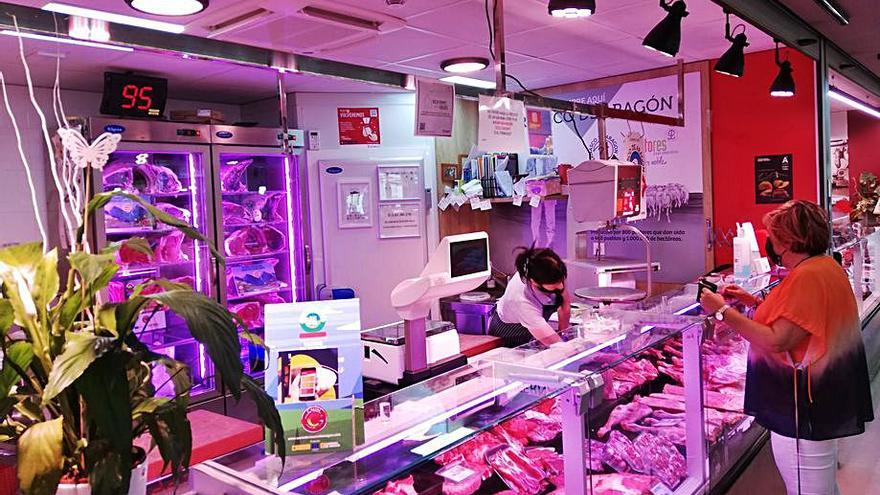 Consumidores 8 Una clienta del Mercado Central compraba carne ayer. | EL PERIÓDICO