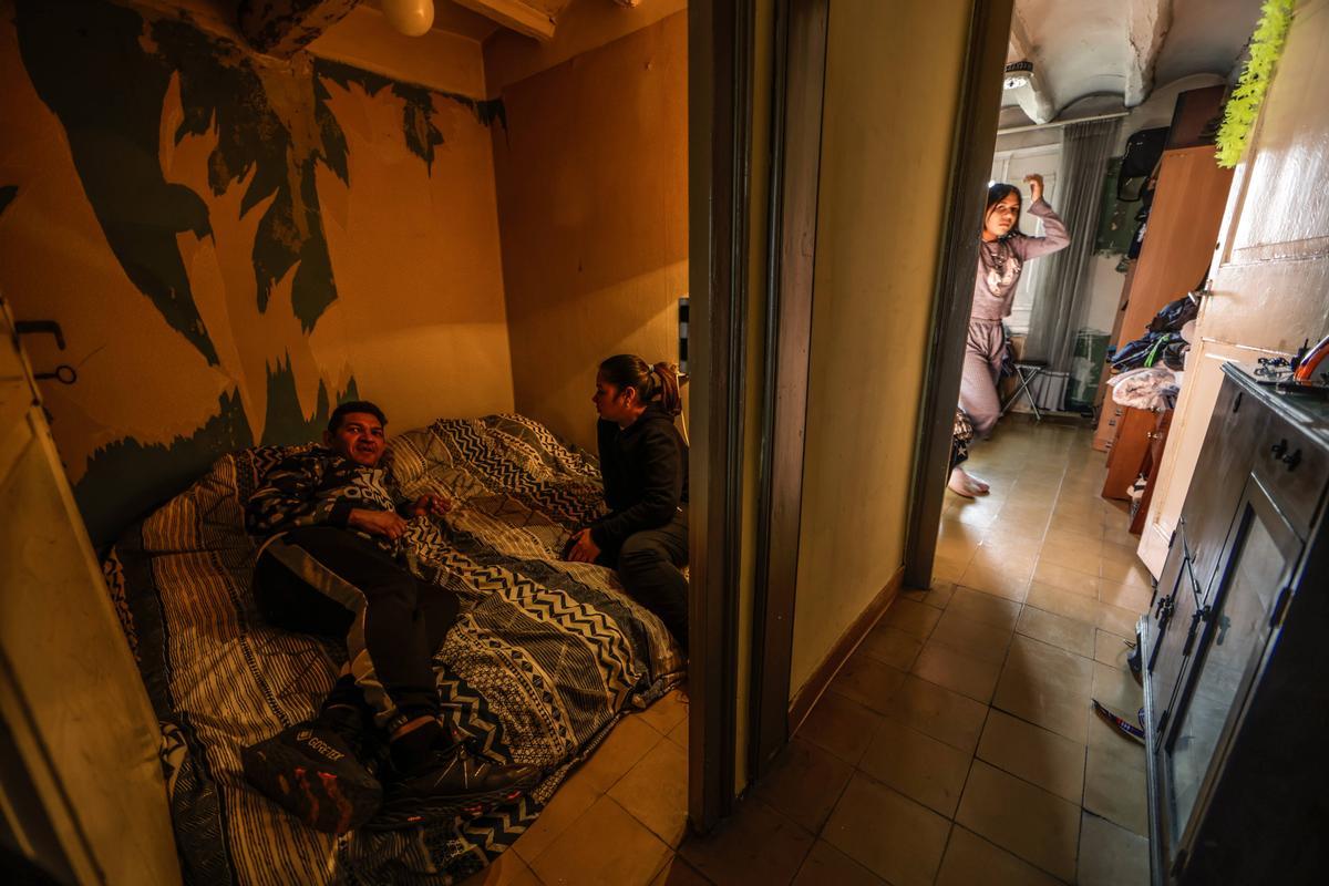 Luis Olivares y su mujer Nazareth Rebolledo no logran empadronar a sus hijos en Ripoll por vivir en condiciones precarias.