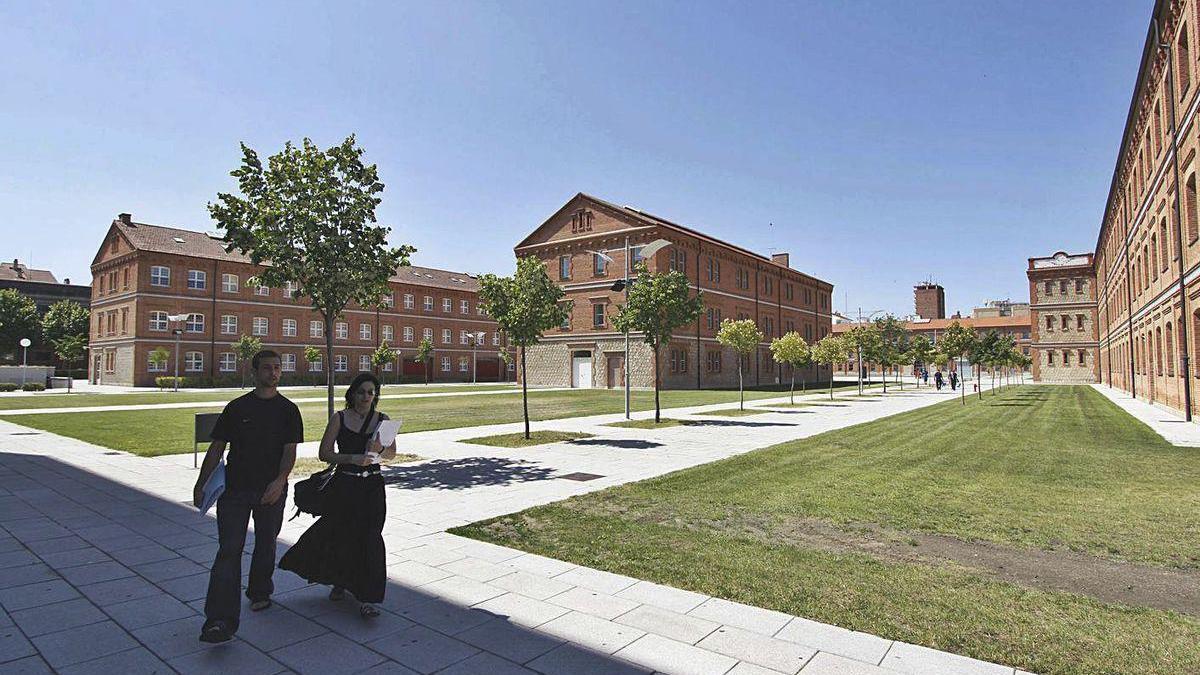 Dos estudiantes caminan por el Campus Viriato de Zamora.