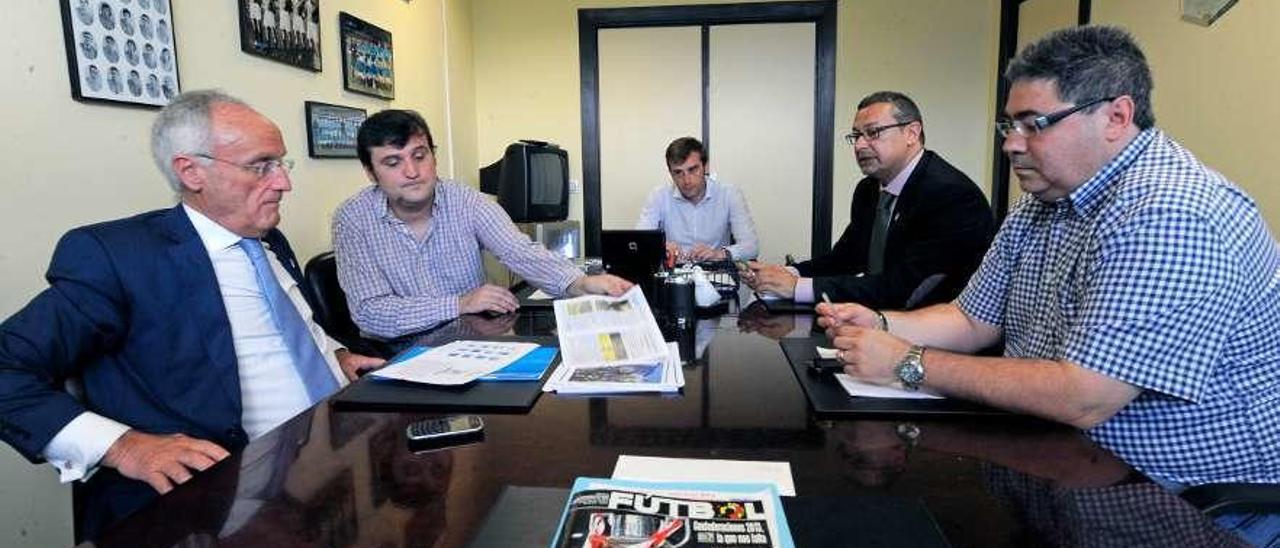 Sabino López, Hugo López, Antonio Mijares, Jorge Sánchez y José María Suárez, en una de las reuniones del consejo de administración del Oviedo.