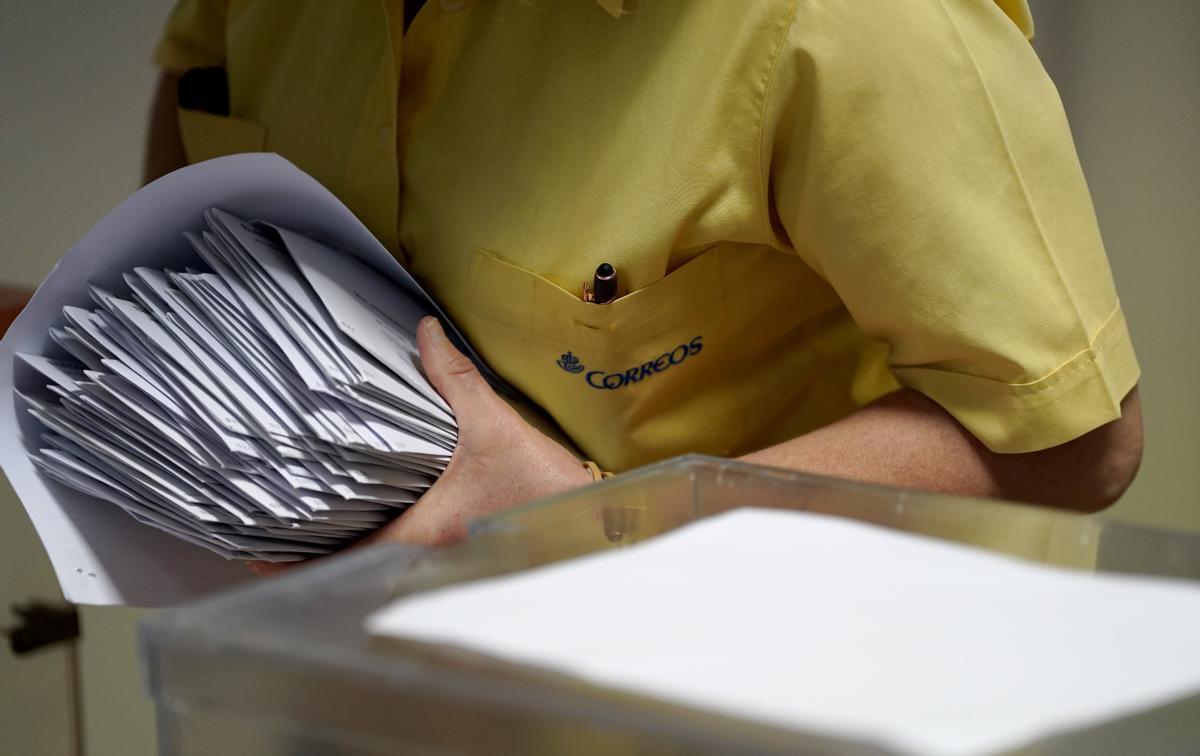 Un cartero entregando los votos por correos en las pasadas elecciones del 28-M.