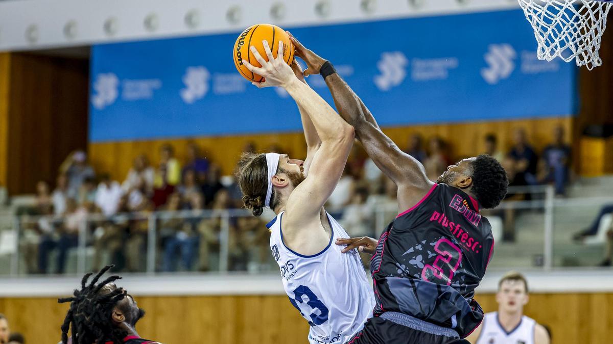 Grant Golden i Melvin Ejim, durant el partit de la Lliga Catalana, a Tarragona