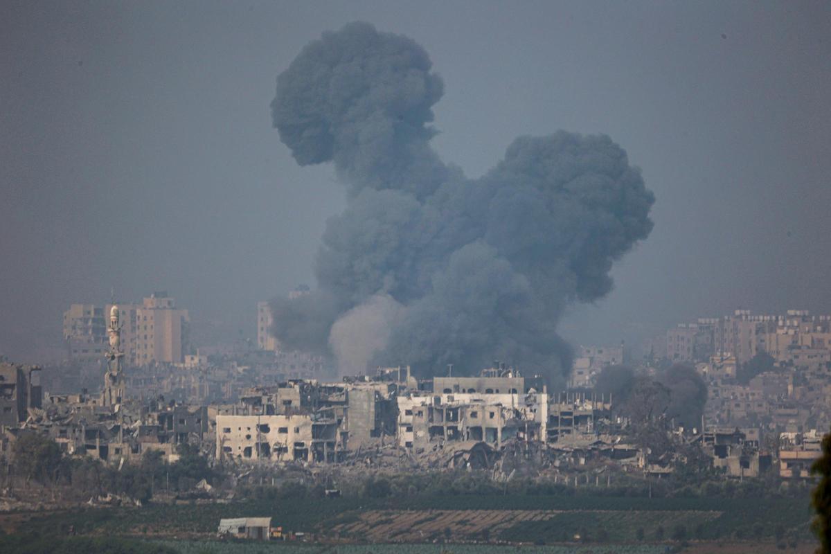Un bombardeo de Israel en Gaza levanta una gran columna de humo.