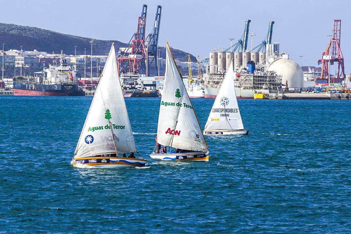 Los botes durante la regata de ayer con los pilotos y equipos del Mundial de rallys.