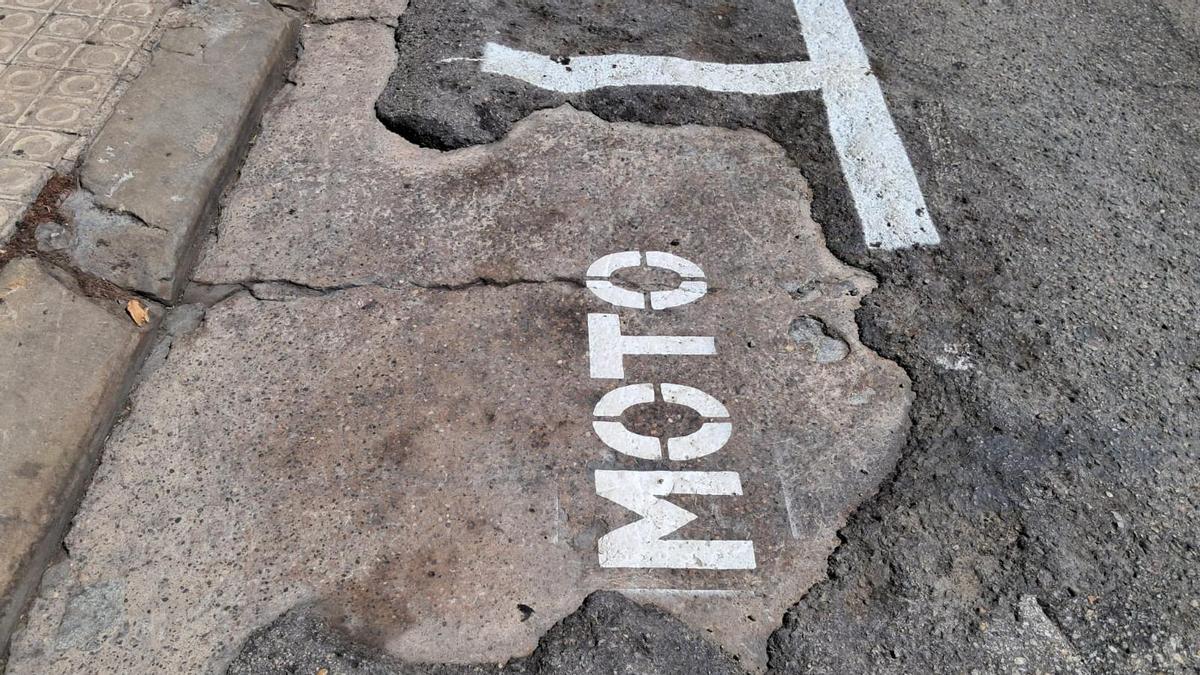Una de les places per deixar-hi la moto; el mal estat del ferm salta a a vista