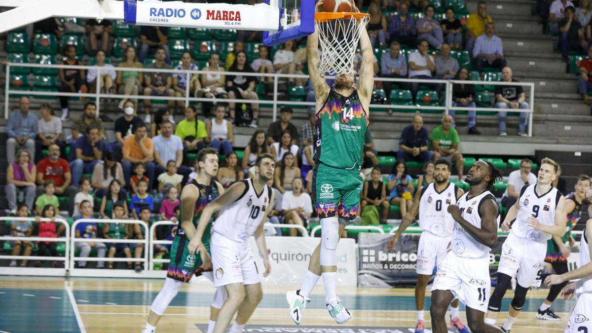 Julen Olaizola encesta durante un partido en el Multiusos.