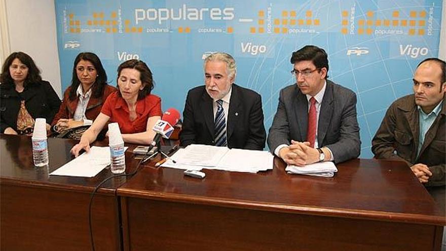 Los médicos adjuntos Margarita Montero, Rosa Muguerza y Pilar Fernández Eire, los políticos del PP Miguel Santalices e Ignacio López Chaves, y el también doctor Marcos Prada.