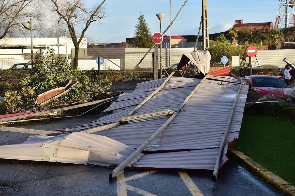 Fotogalería | Un tornado arrasa la zona del aparcamiento del hospital Virgen del Puerto de Plasencia