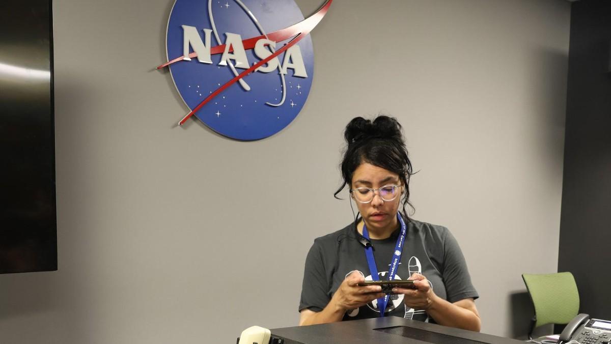 Rose Ferreira durante su beca en el departamento de comunicación de la agencia espacial estadounidense.