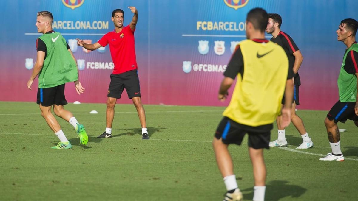 Gerard López dirige uno de los entrenamientos del Barça B en la pretemporada 2017/18