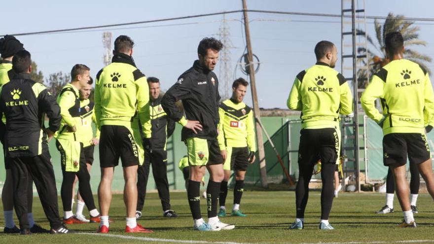 Los jugadores del Elche durante el entrenamiento de esta mañana