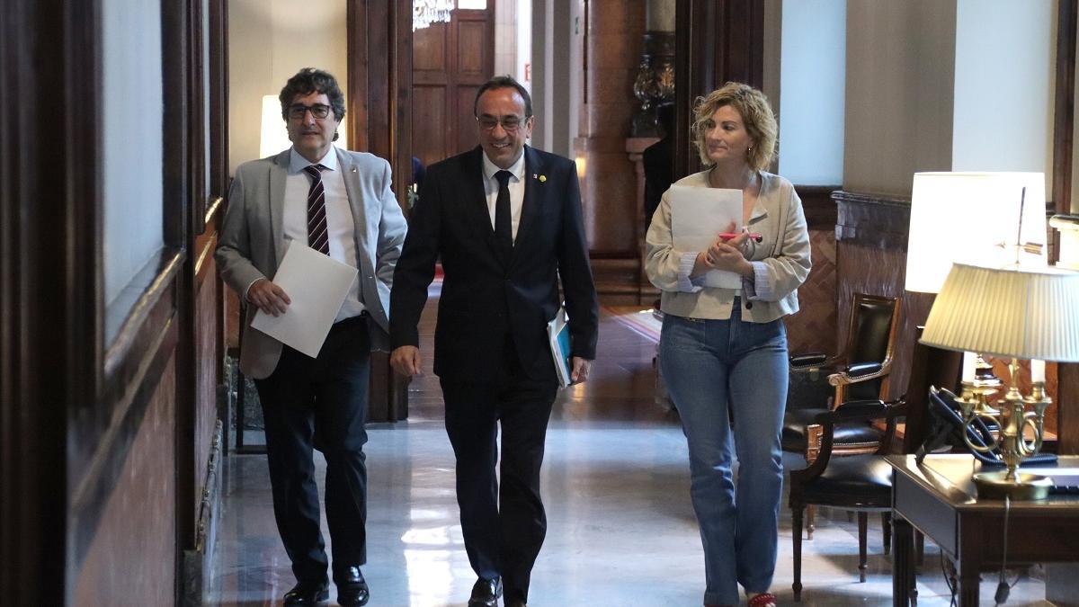 El presidente del Parlament, Josep Rull, con los vicepresidentes Raquel Sans y David Pérez, este martes