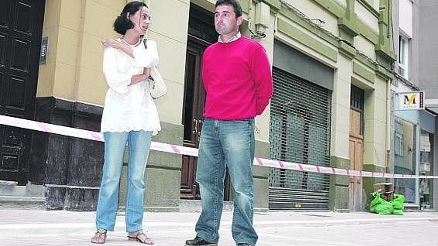 Verónica Blanco y Juan Manuel Blanco, en la calle Comercio, con el polémico bordillo a sus espaldas.