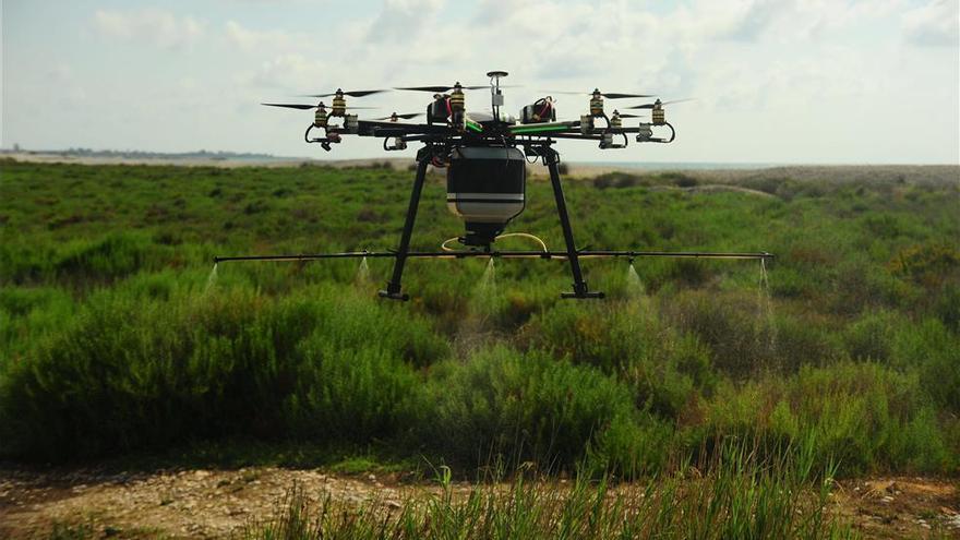 Los drones volarán a diario para atajar los mosquitos en toda la provincia