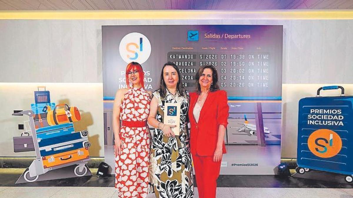 La ilustradora Sara Jotabé, Pilar Moreno (Amanixer) y Ana Gaspar (Igualdad del Ayuntamiento de Zaragoza), con el premio.