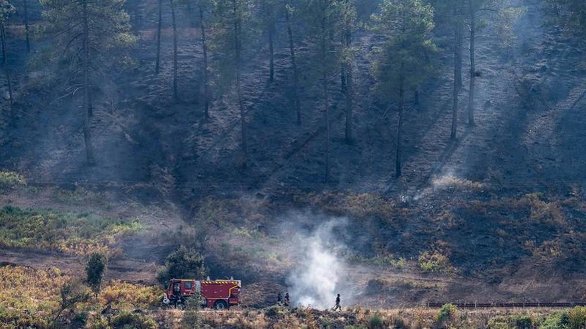 Efectivos desplegados sobre el terreno para combatir el incendio de Las Hurdes.