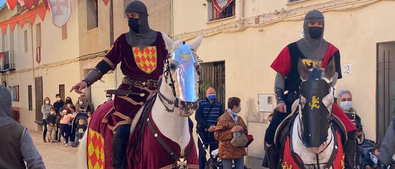 Desfile de época en el último día de la feria medieval de Mascarell