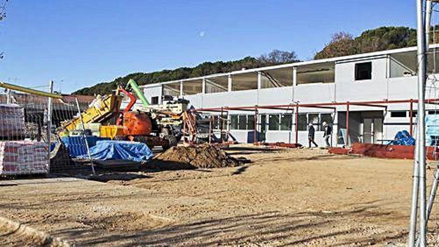 La nova esola està situada al costat de la Pineda d&#039;en Masó.