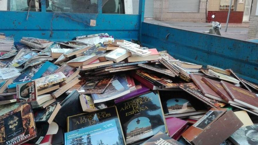 La biblioteca del centro de la Tercera Edad de San Pascual vuelve a su sitio cuando iba camino del vertedero