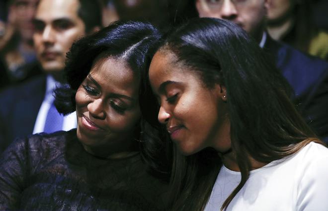 Michelle y Malia Obama, durante el discurso de Barack Obama