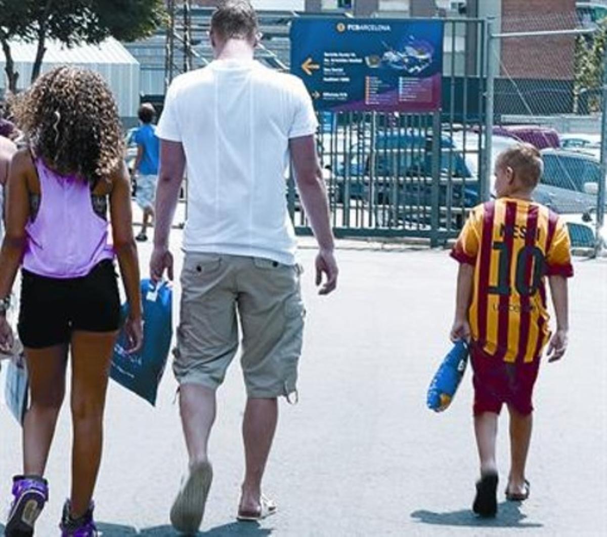 Un nen, amb el 10 de Messi, sortint de la botiga del Camp Nou, ahir.