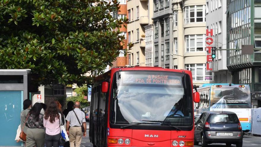 Un bus de Tranvías, en la plaza de Pontevedra. |   // CARLOS PARDELLAS