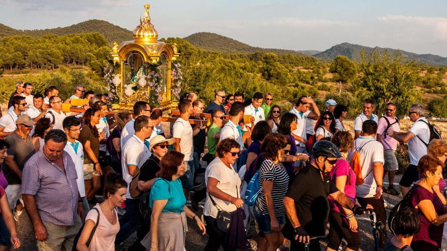 Multitudinaria bajada de la Virgen del Remedio en Utiel