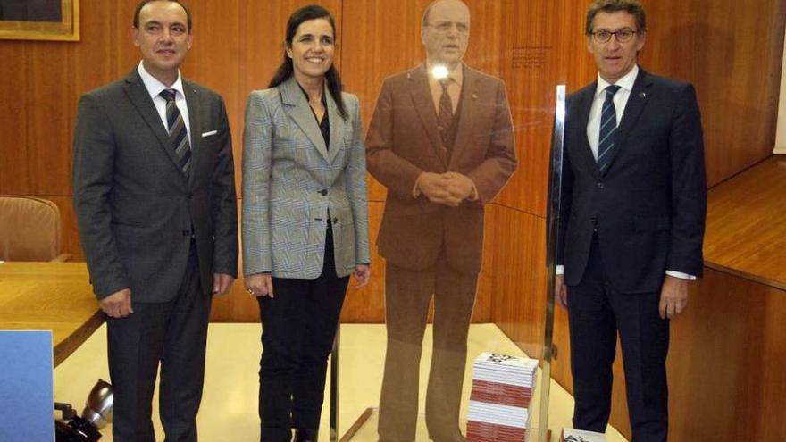 El profesor Marcelino Agís, Pilar Rojo y Núñez Feijóo, junto a una imagen de Fernández Albor.//Xoán Álvarez