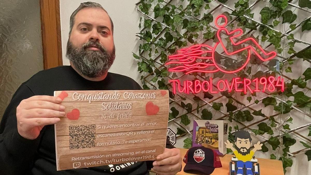 Abrahán Guirao muestra el cartel promocional de la peculiar edición del 'First Dates' vila-realense para recaudar fondos para la investigación médica.