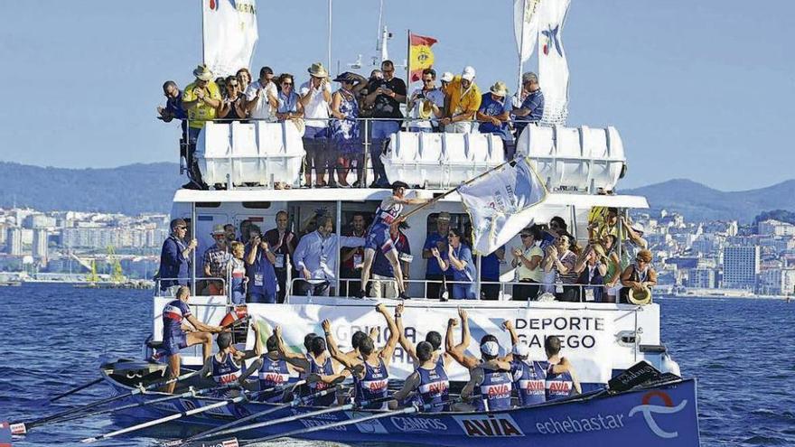 Urdaibai en el momento de ondear la bandera de su victoria en Moaña. // Liga San Miguel