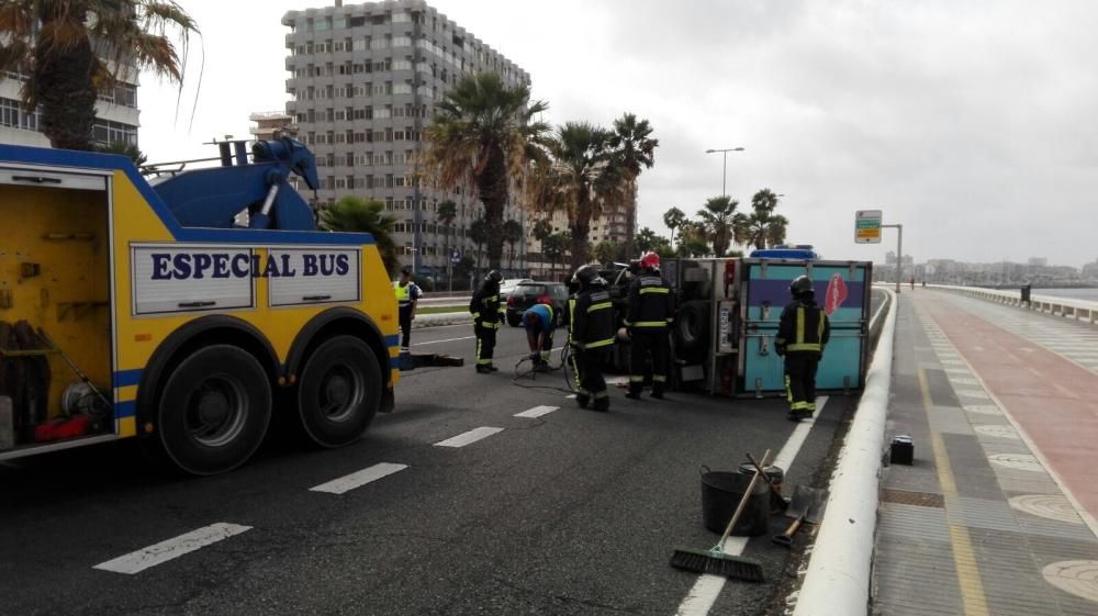 Maniobra de remoque de la camioneta volcada en la Avenida Marítima