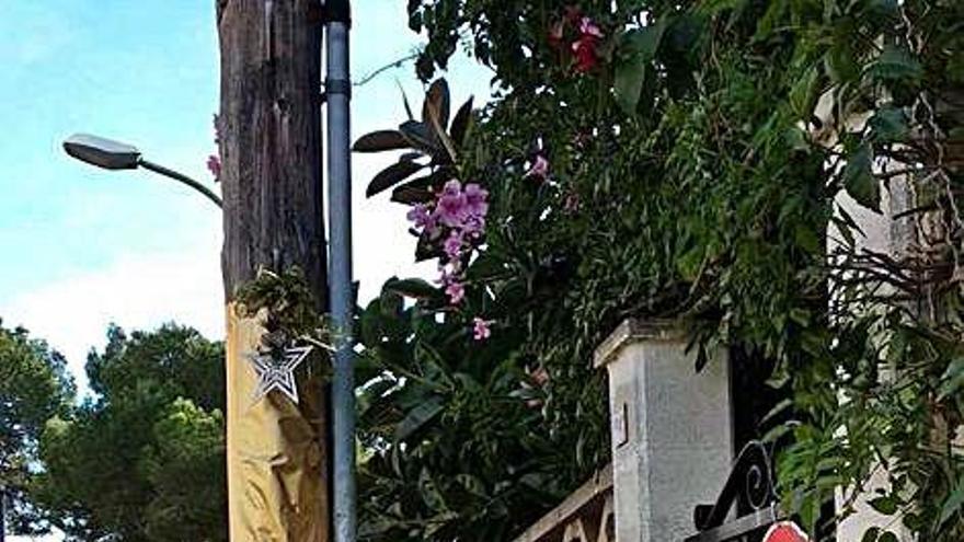 Uno de los postes decorados en la calle Jaume I de Palmanova.