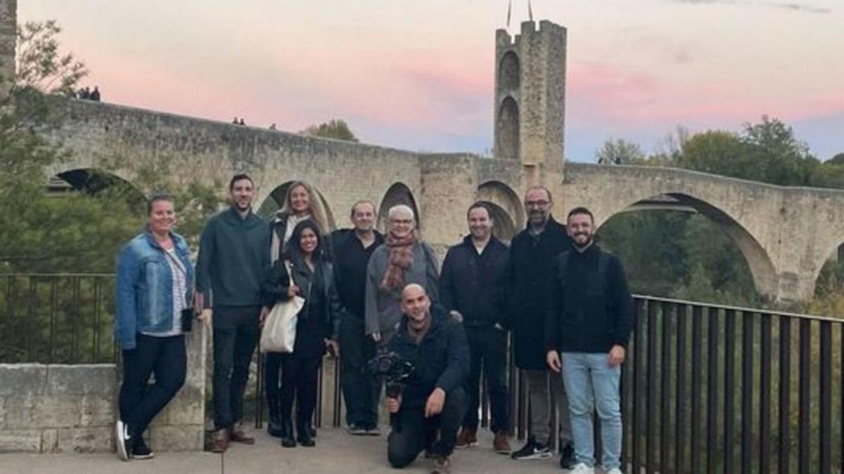 «Influencers» i acompanyants, davant del pont de Besalú. | DDG