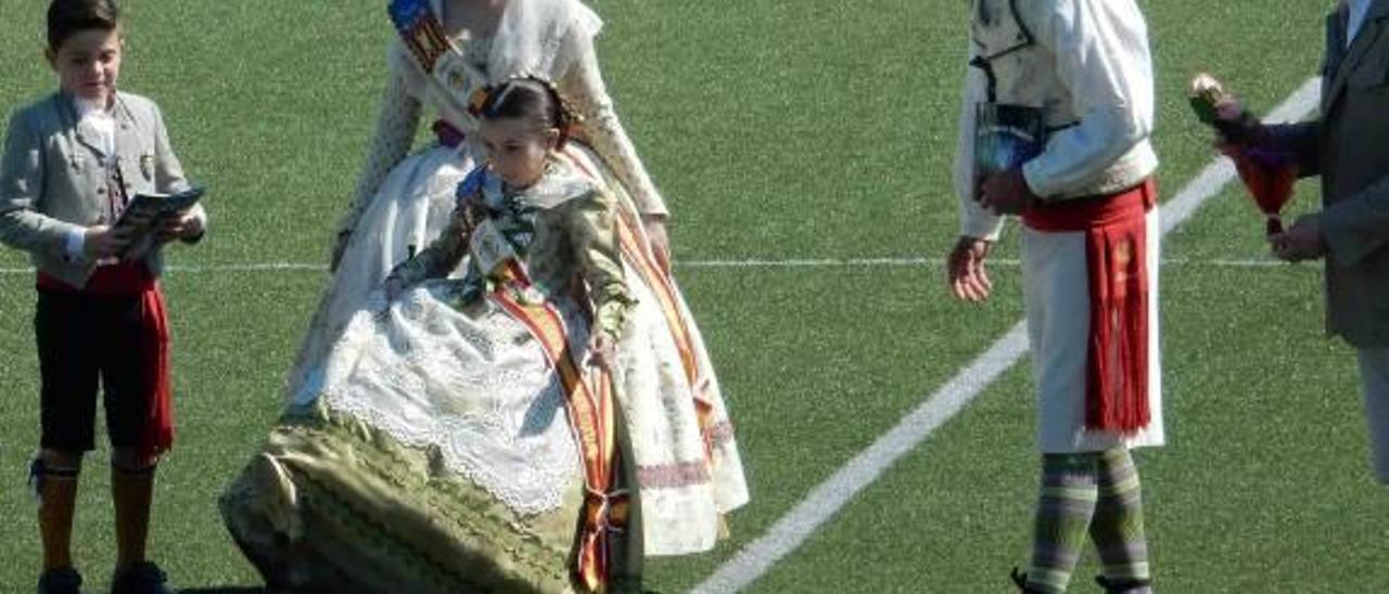 Saque de honor de las falleras mayores de la Palmera.