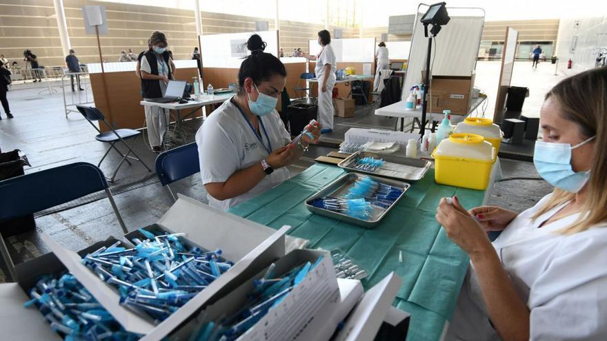Vuelven los vacunódromos para inmunizar contra COVID y gripe a los gallegos entre 60 y 79 años
