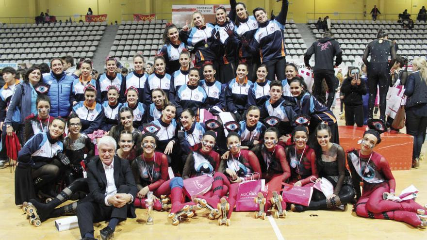 Fernández, con patinadoras del Grupo Viqueira y del Celtamotor.