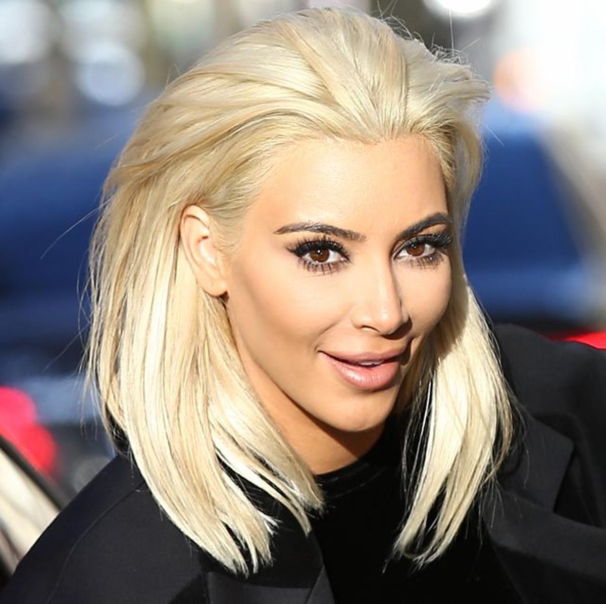 Kim Kardashian rubia con el pelo hacia atrás
