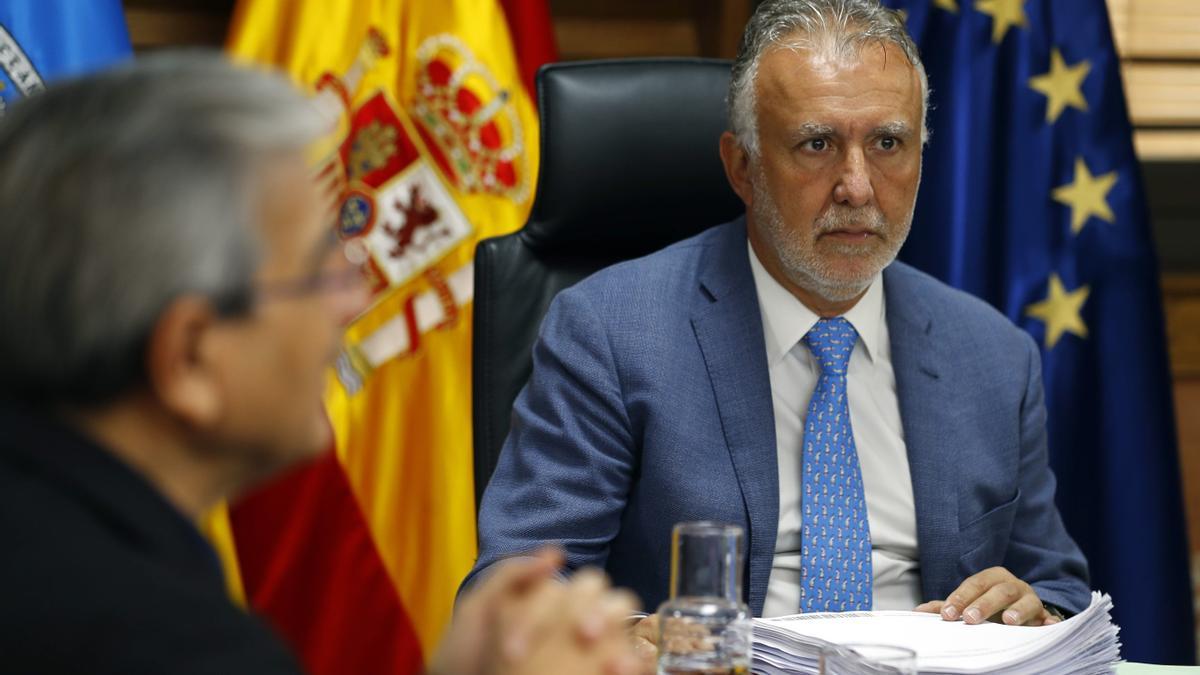 Ángel Víctor Torres presidiendo el Consejo de Gobierno, al lado de Román Rodríguez.