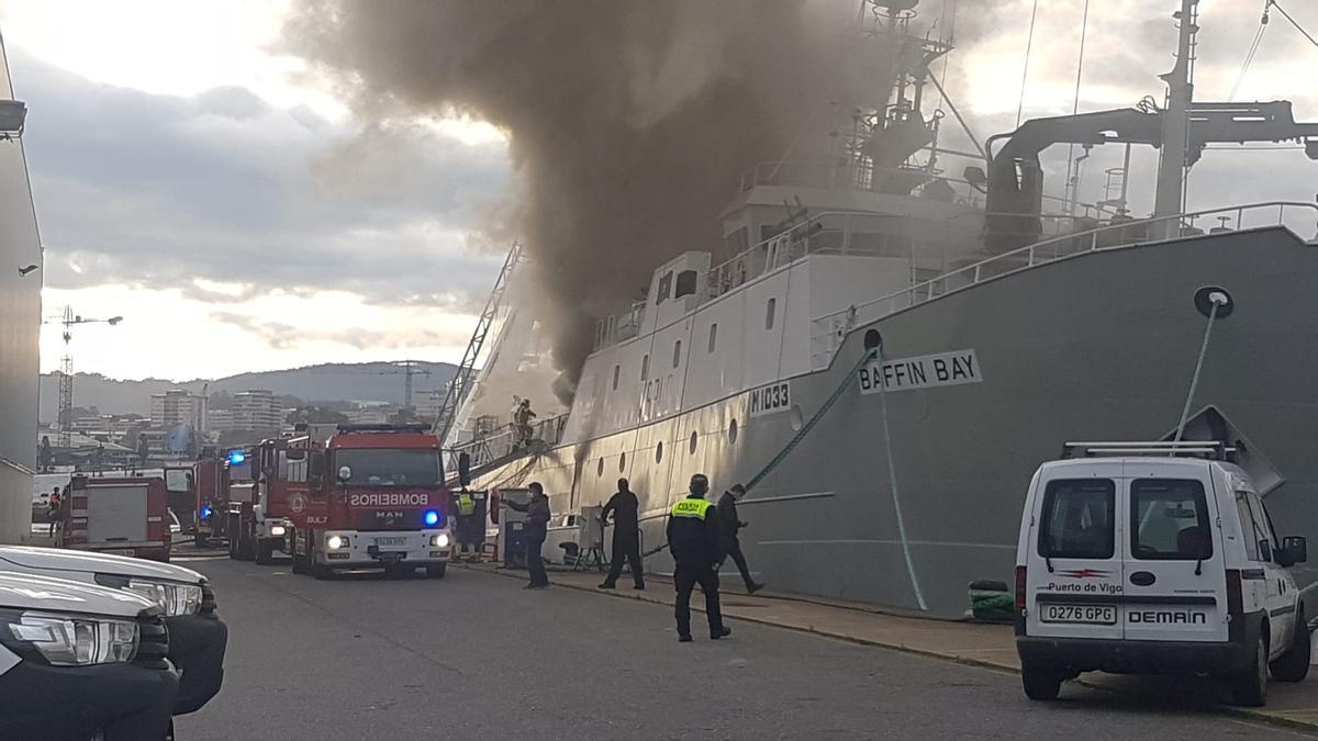 Incendio de un pesquero en el puerto de Vigo