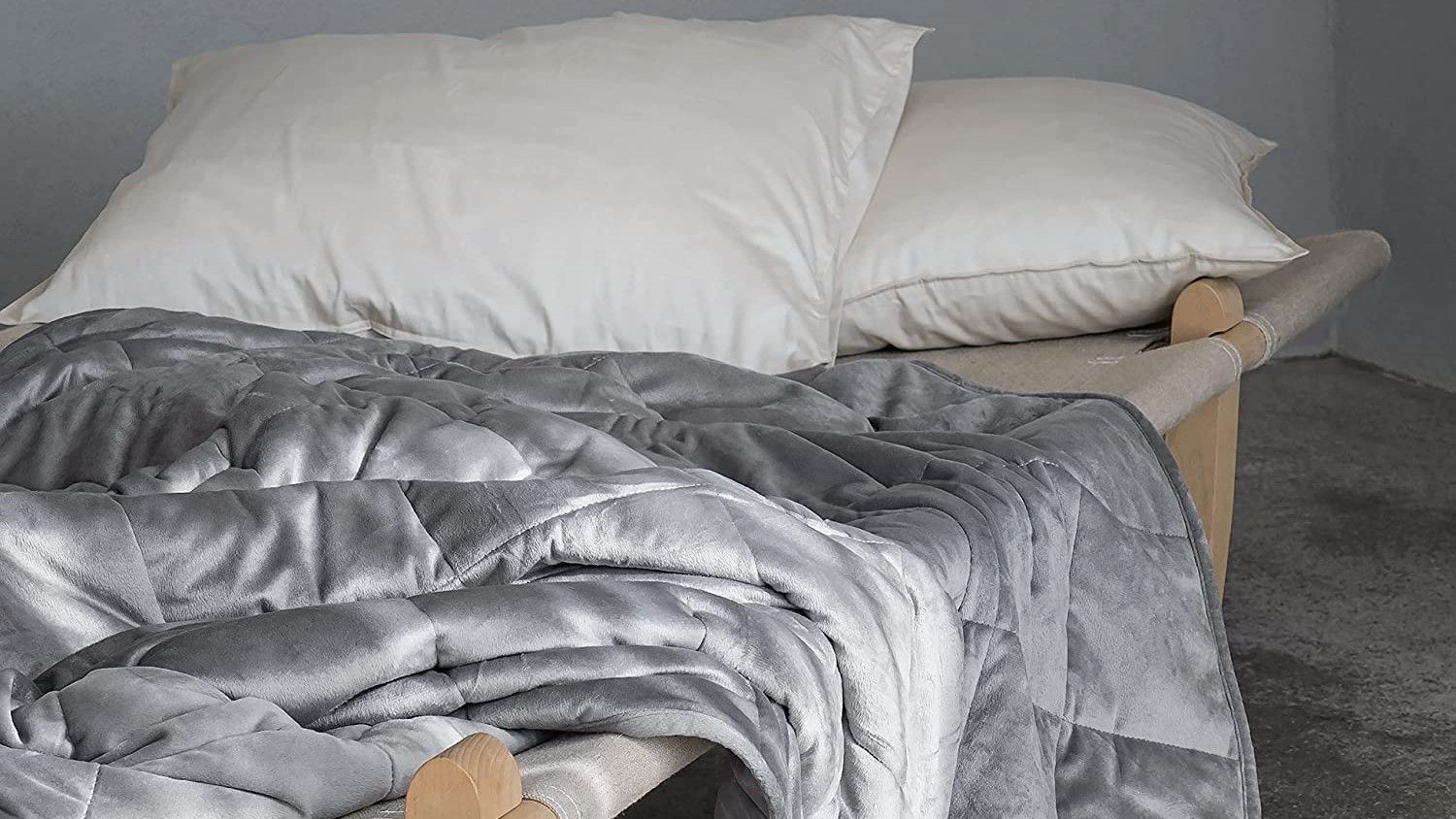 Esta manta pesada (a mitad de precio) es el truco de los expertos para  dormir mejor