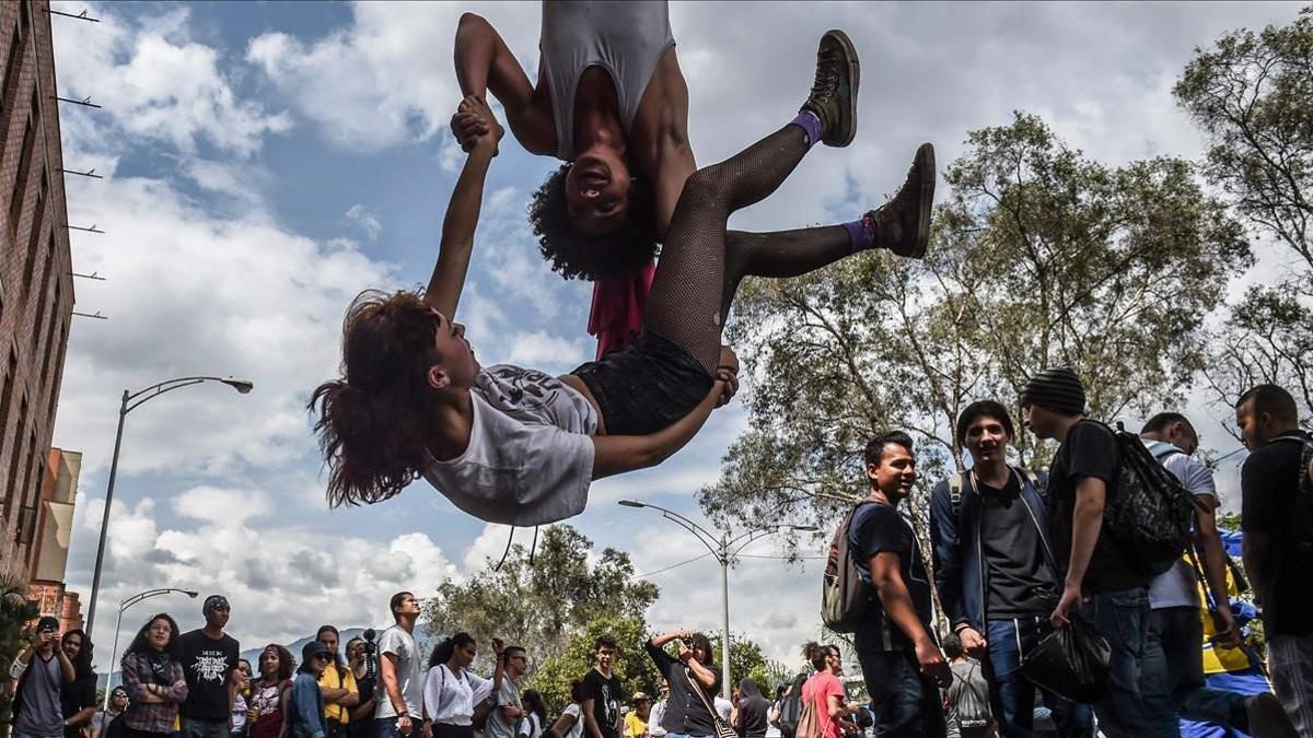 Manifestación estudiantil en Medellín, Colombia, contra las nuevas tasas y recortes.